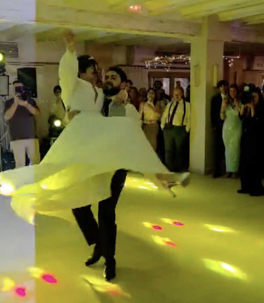 Pareja bailando en una celebración