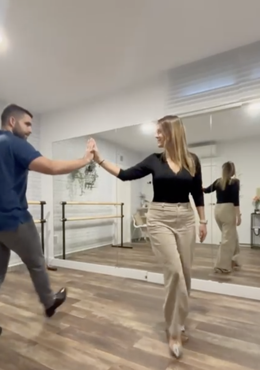 Pareja ensayando su baile
